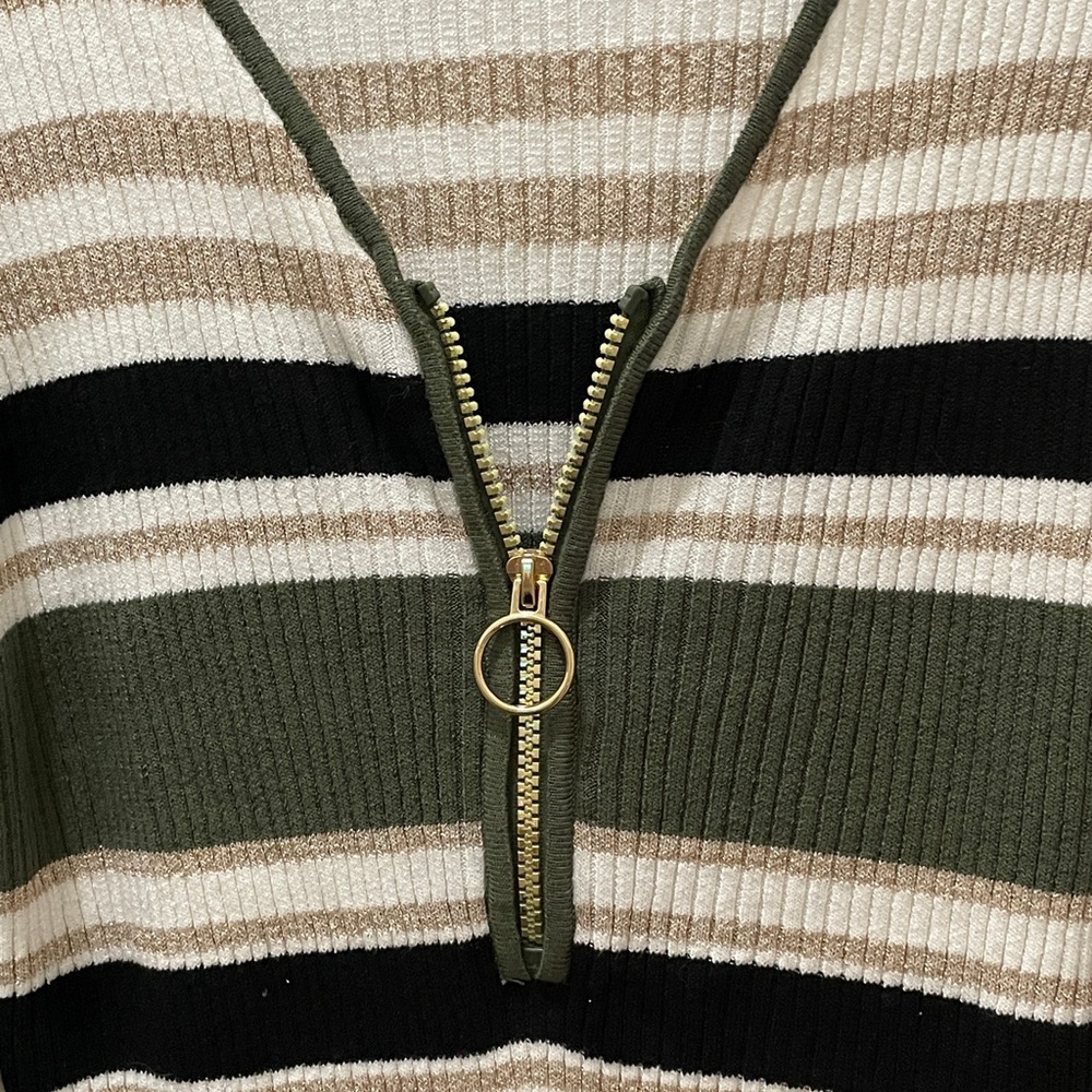 🦋Striped Zip-Up Sweater sparkly and classy w gold zipper.

NEW NEVER WORN